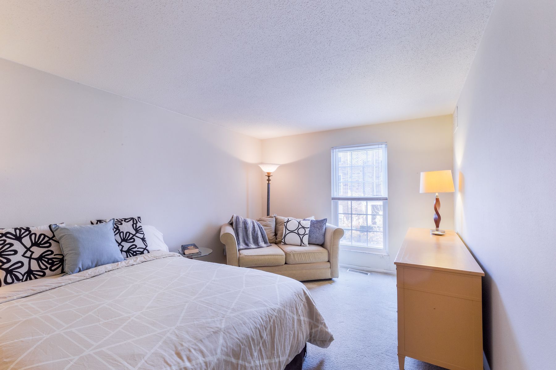  2-bed, 2-full bath condo offers spacious rooms with abundant storage. - 物件實景