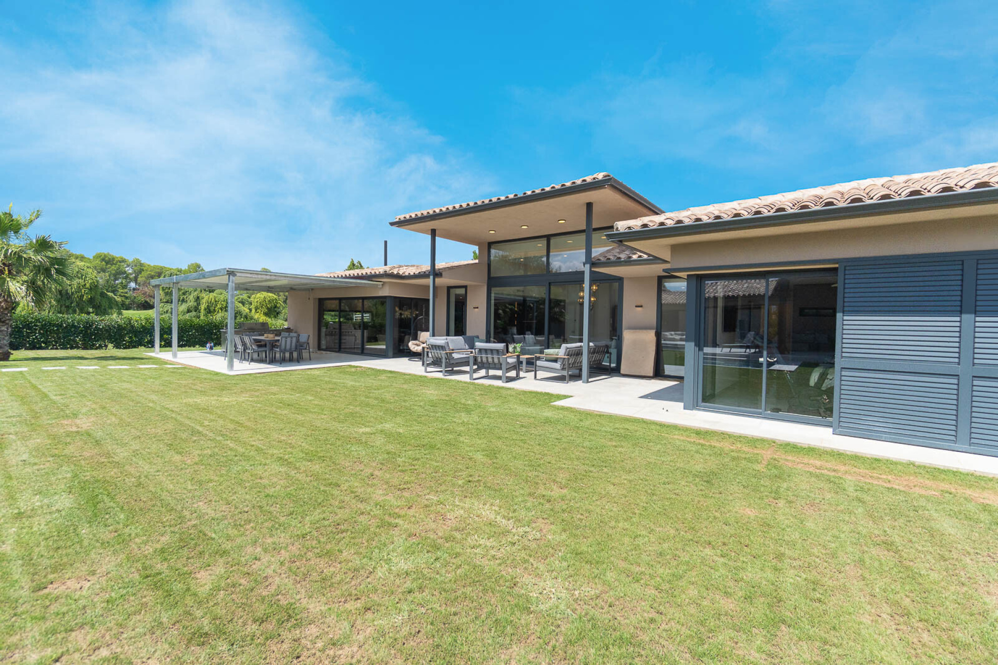  One-story Contemporary Villa in Golf Torremirona - 物件實景