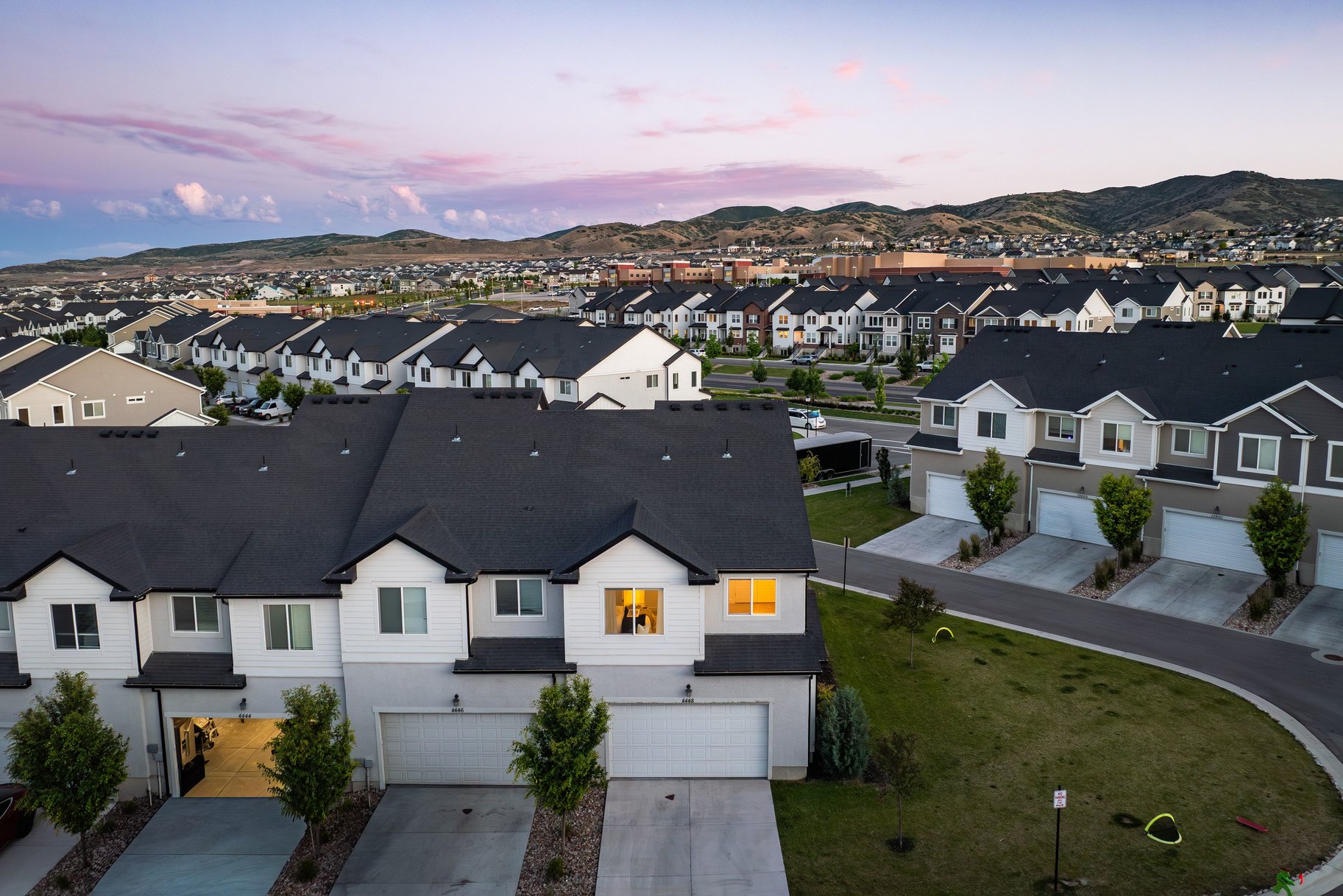  Stylish End-Unit Townhome - 物件實景