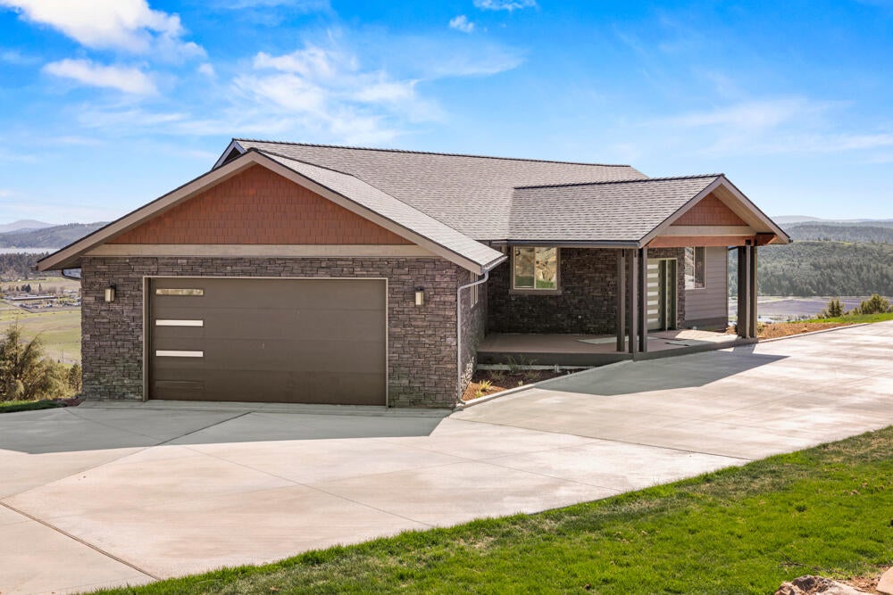 Klamath Falls, Oregon, 97601, United States, 3 Bedrooms Bedrooms, ,4 BathroomsBathrooms,Residential,For Sale,1794380