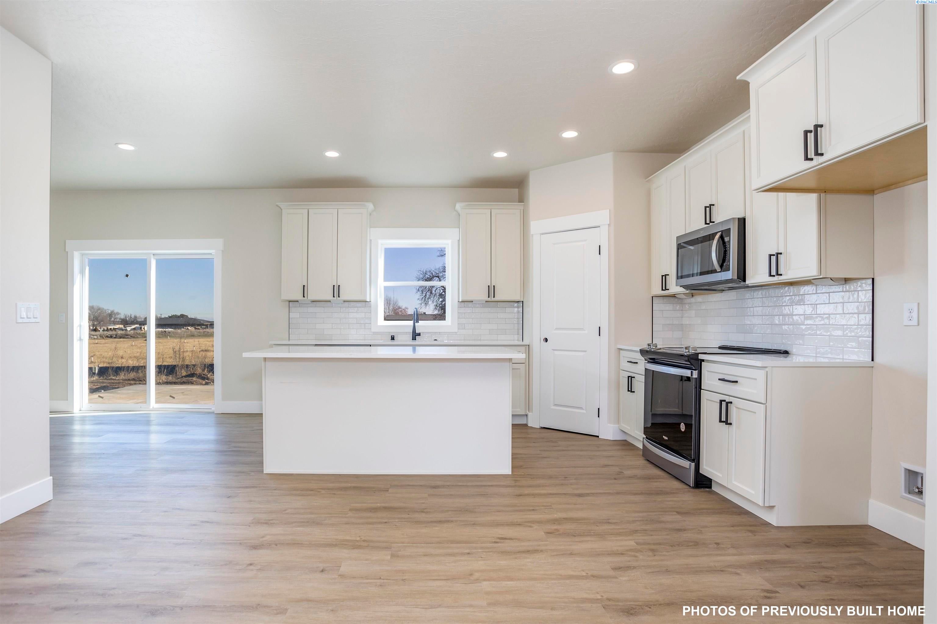 Richland, Washington, 99352, United States, 4 Bedrooms Bedrooms, ,2 BathroomsBathrooms,Residential,For Sale,1980834