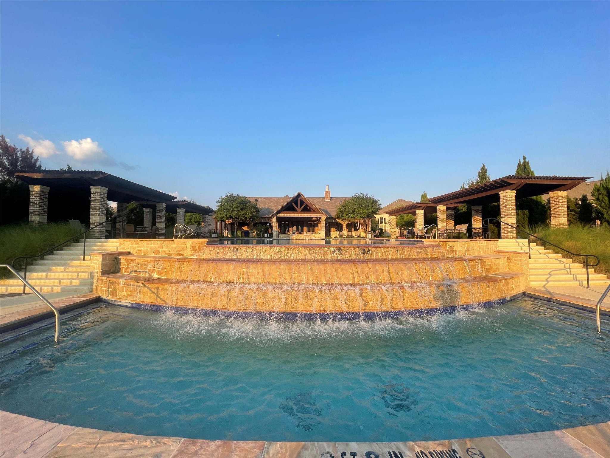 Carrollton, Texas, 75010, United States, 3 Bedrooms Bedrooms, ,2 BathroomsBathrooms,Residential,For Sale,1901690