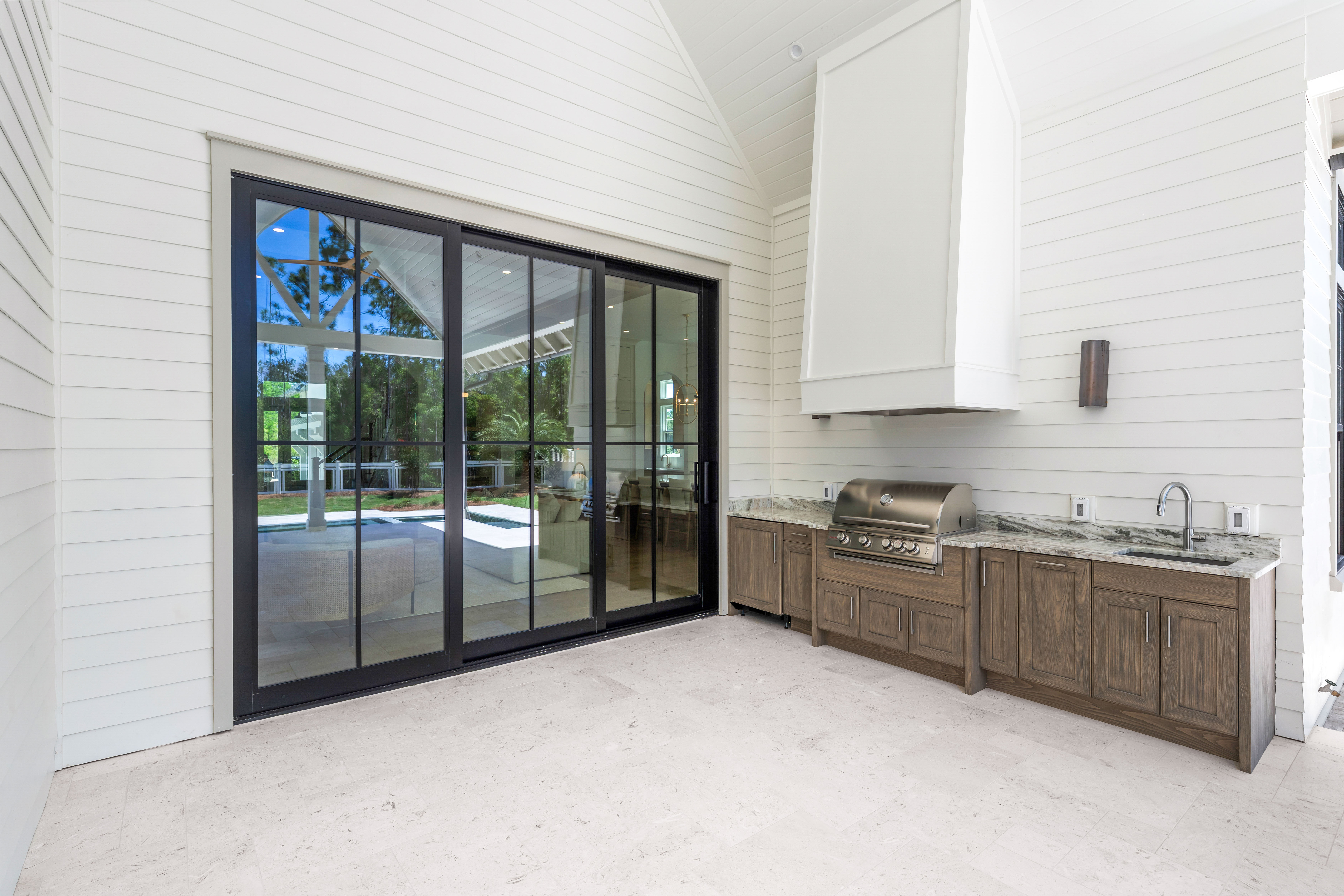  Backyard Oasis with 15x40 Pool, 7x16 Spa, Firepit and Spacious Porch - 物件實景
