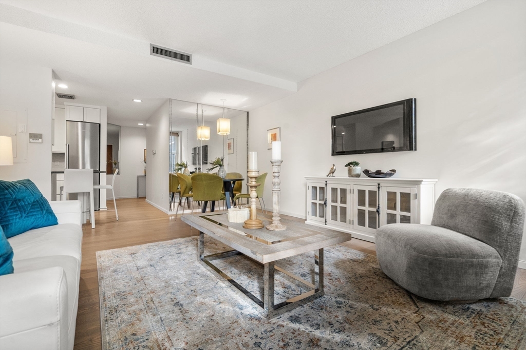 Newton, Massachusetts, 02464, United States, 2 Bedrooms Bedrooms, ,1 BathroomBathrooms,Residential,For Sale,1956329