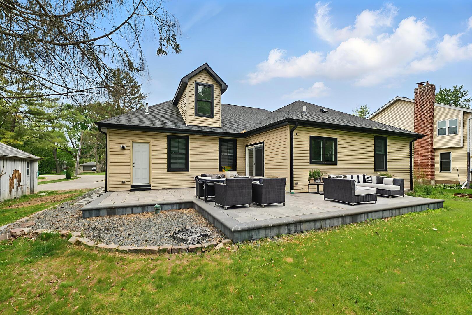 Arlington Heights, Illinois, 60004, United States, 4 Bedrooms Bedrooms, ,4 BathroomsBathrooms,Residential,For Sale,1838392