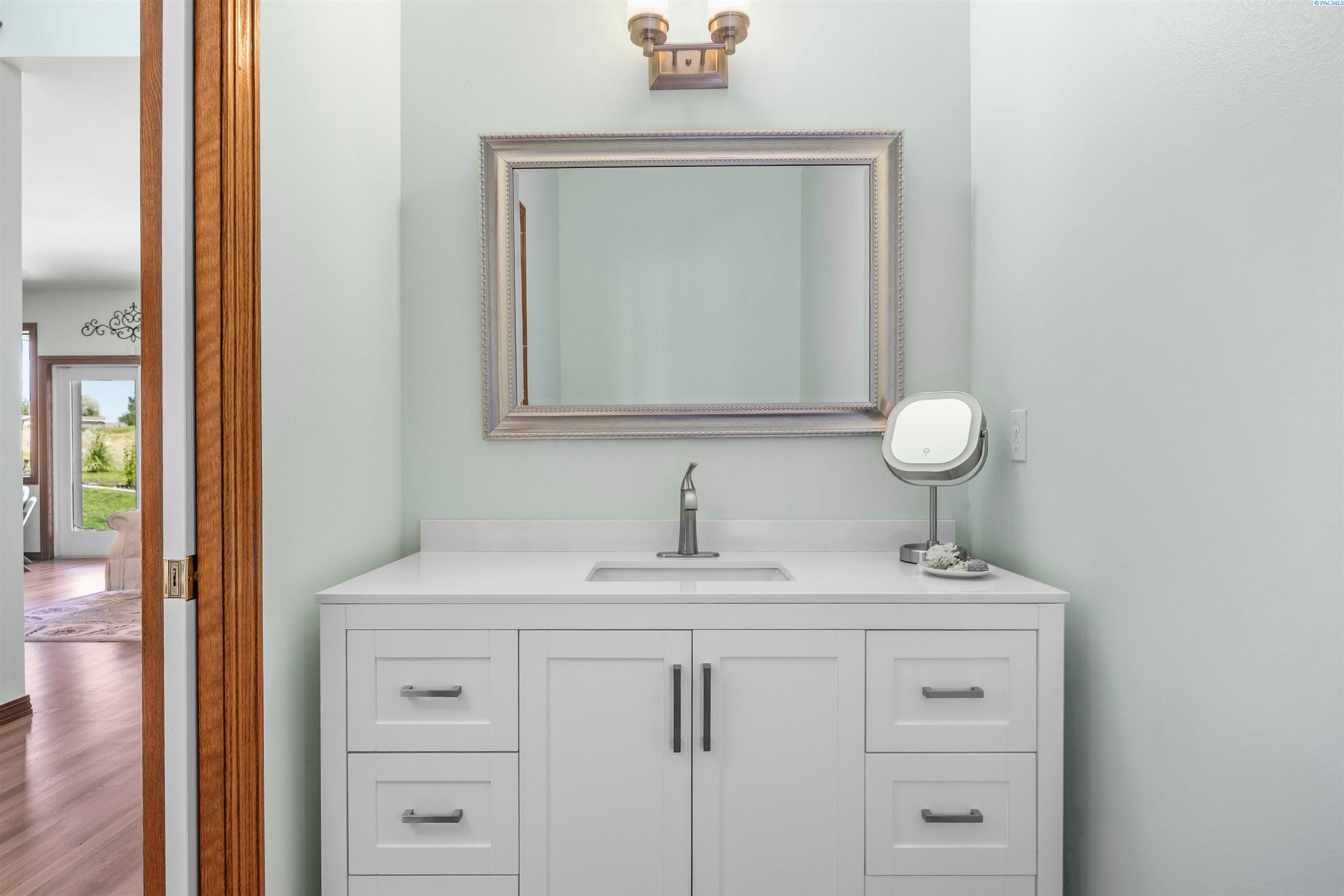 Richland, Washington, 99354, United States, 4 Bedrooms Bedrooms, ,3 BathroomsBathrooms,Residential,For Sale,1998079