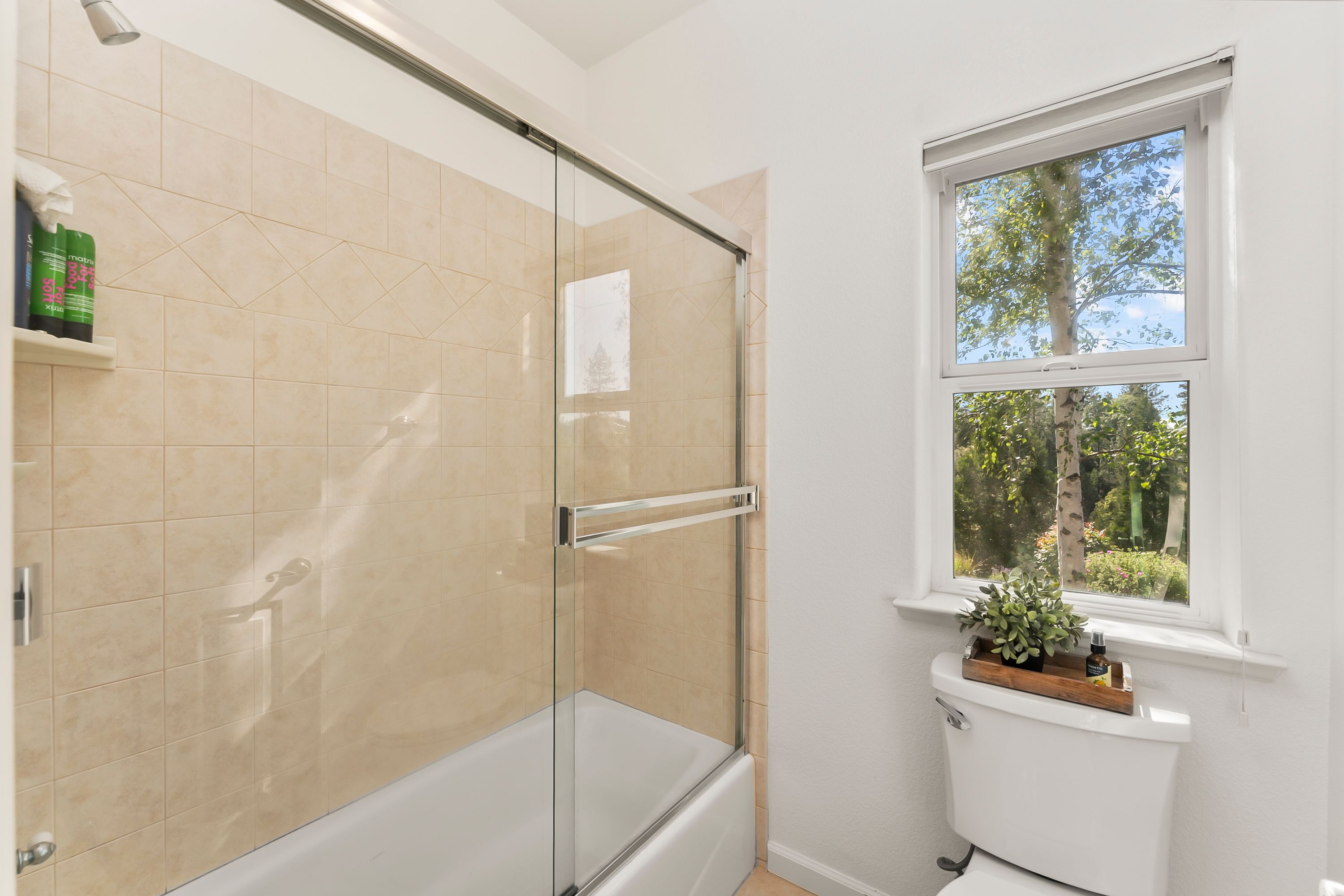  Thoughtfully Designed Living with Income Potential - 物件實景