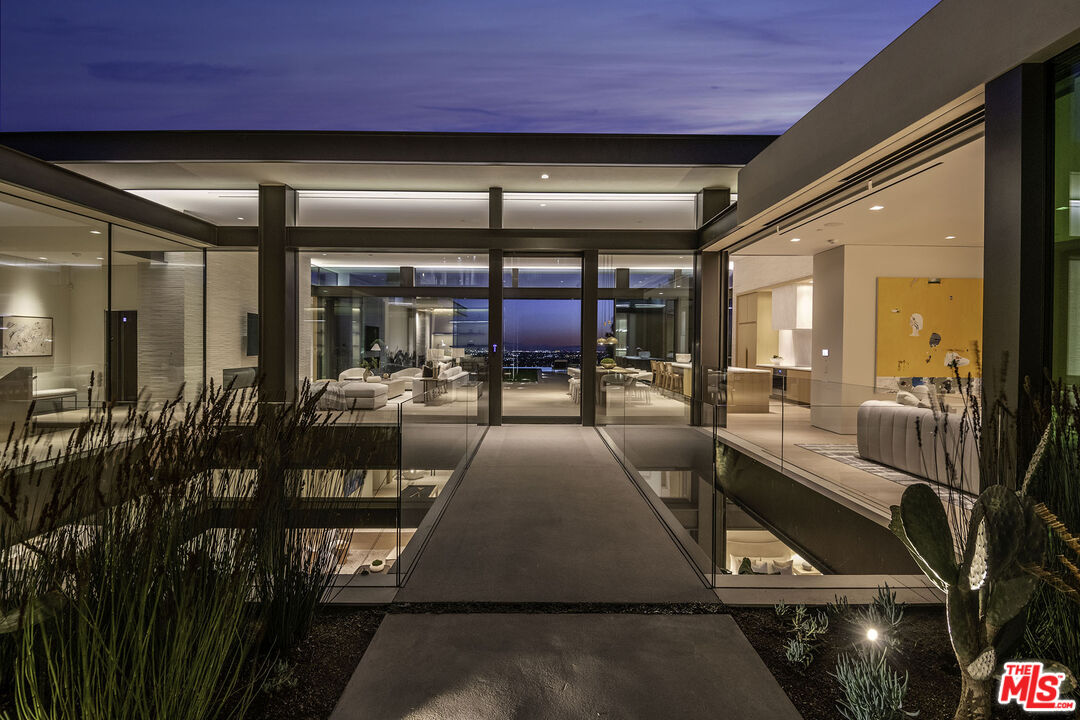 Los Angeles, California, 90069, United States, 7 Bedrooms Bedrooms, ,9 BathroomsBathrooms,Residential,For Sale,1925200