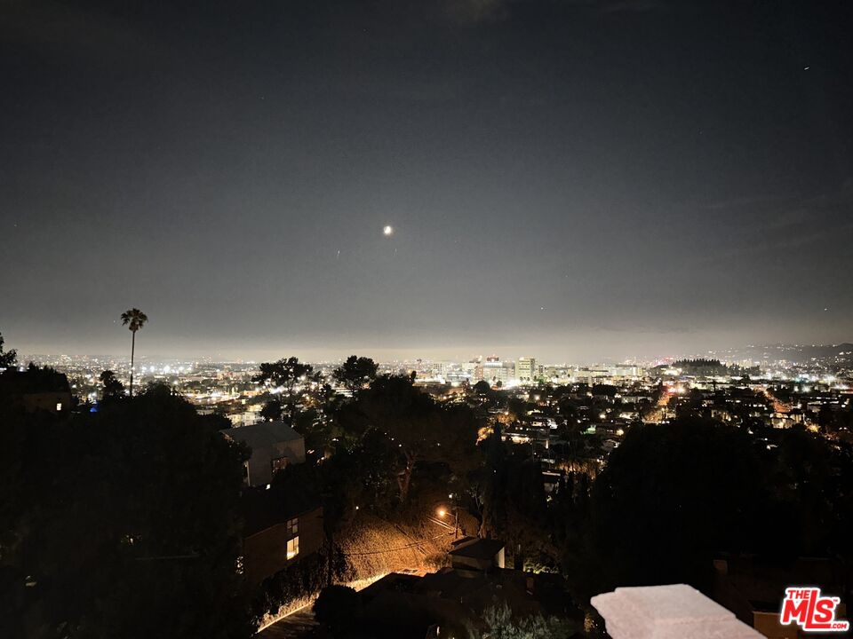 Los Angeles, California, 90027, United States, 3 Bedrooms Bedrooms, ,3 BathroomsBathrooms,Residential,For Sale,1866547