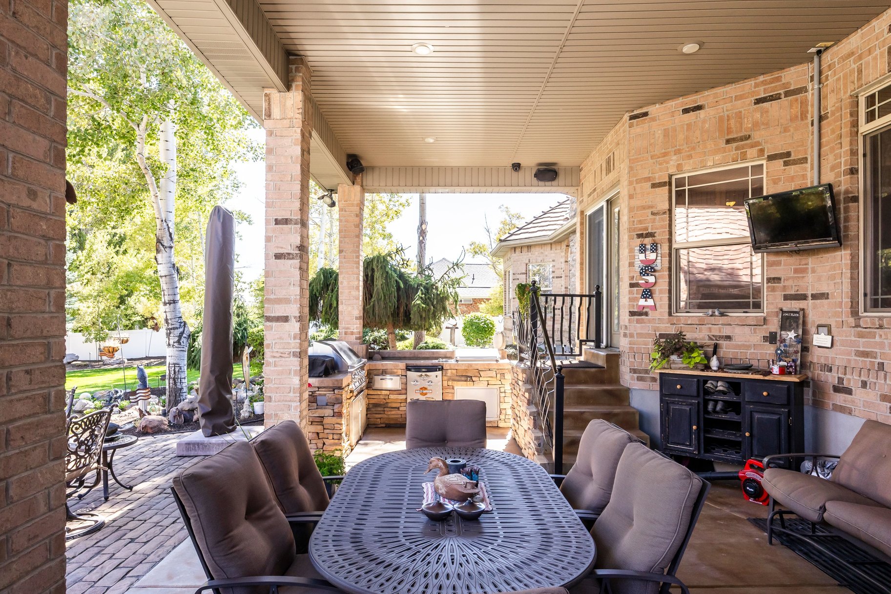  Custom South Jordan Rambler with Koi Pond, RV Parking & ADU Apartment - 物件實景