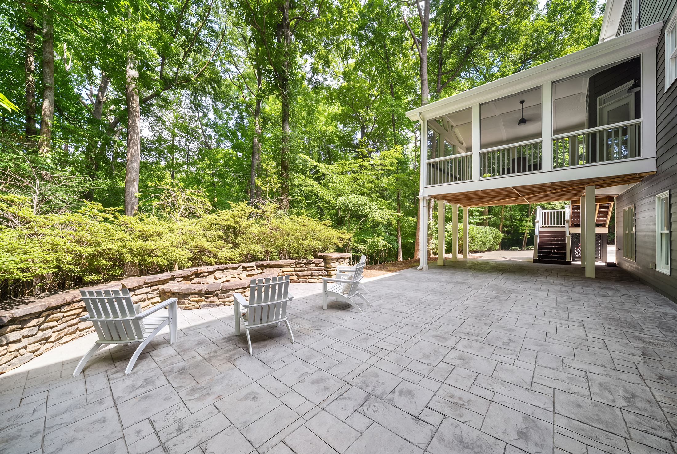  Home Offers a Serene, Wooded Escape Without Giving Up an Inch of Convenience - 物件實景