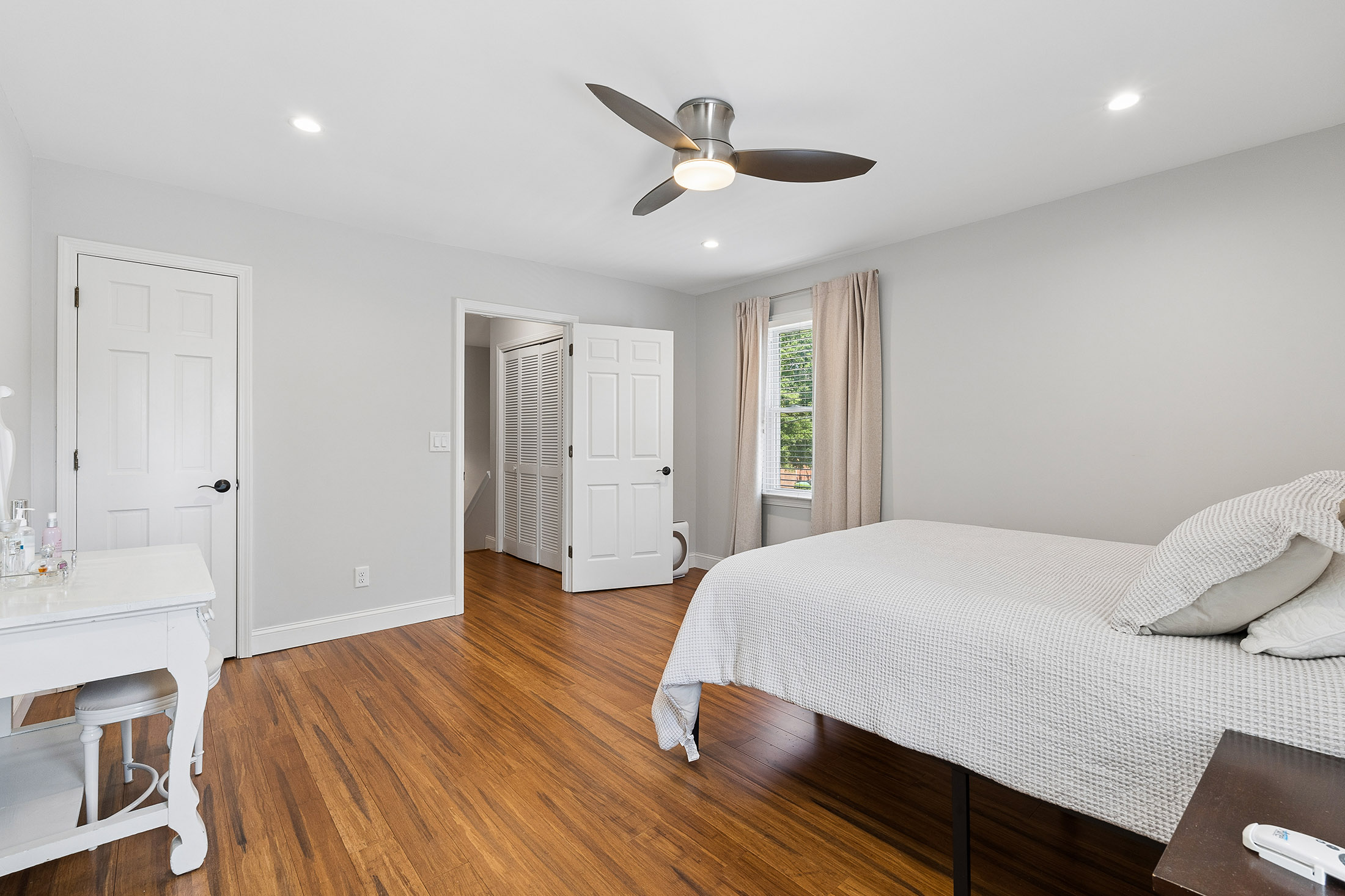  Renovated Move-In Ready End-Unit Townhome - 物件實景