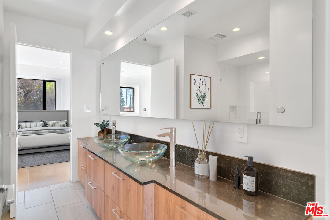 Los Angeles, California, 90046, United States, 3 Bedrooms Bedrooms, ,3 BathroomsBathrooms,Residential,For Sale,1827071