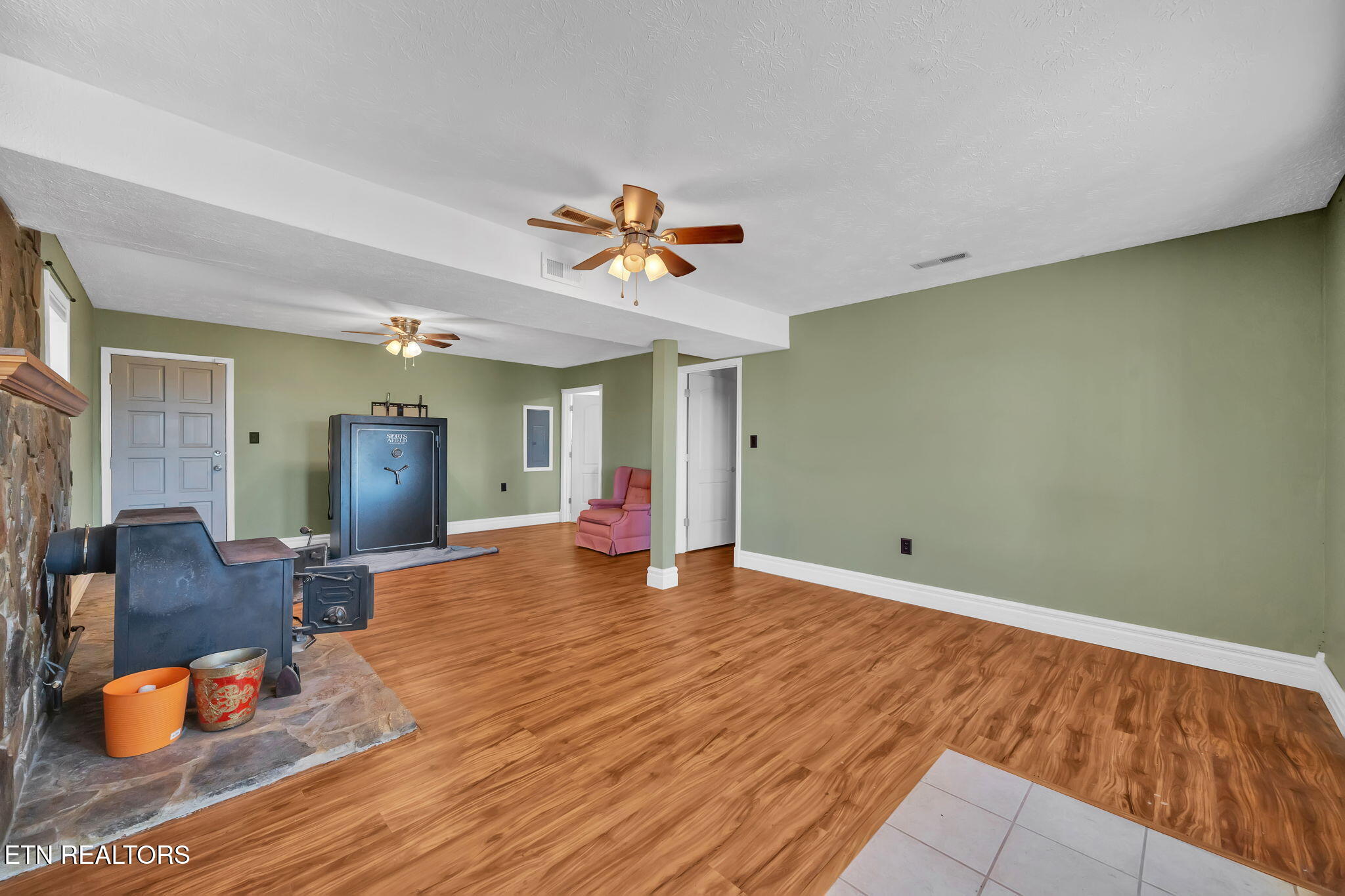 Kingston, Tennessee, 37763, United States, 3 Bedrooms Bedrooms, ,4 BathroomsBathrooms,Residential,For Sale,1964876