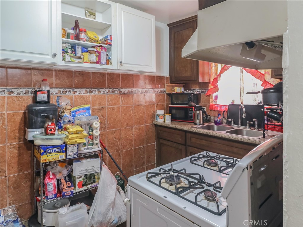 Los Angeles, California, 90003, United States, 5 Bedrooms Bedrooms, ,3 BathroomsBathrooms,Residential,For Sale,1935114