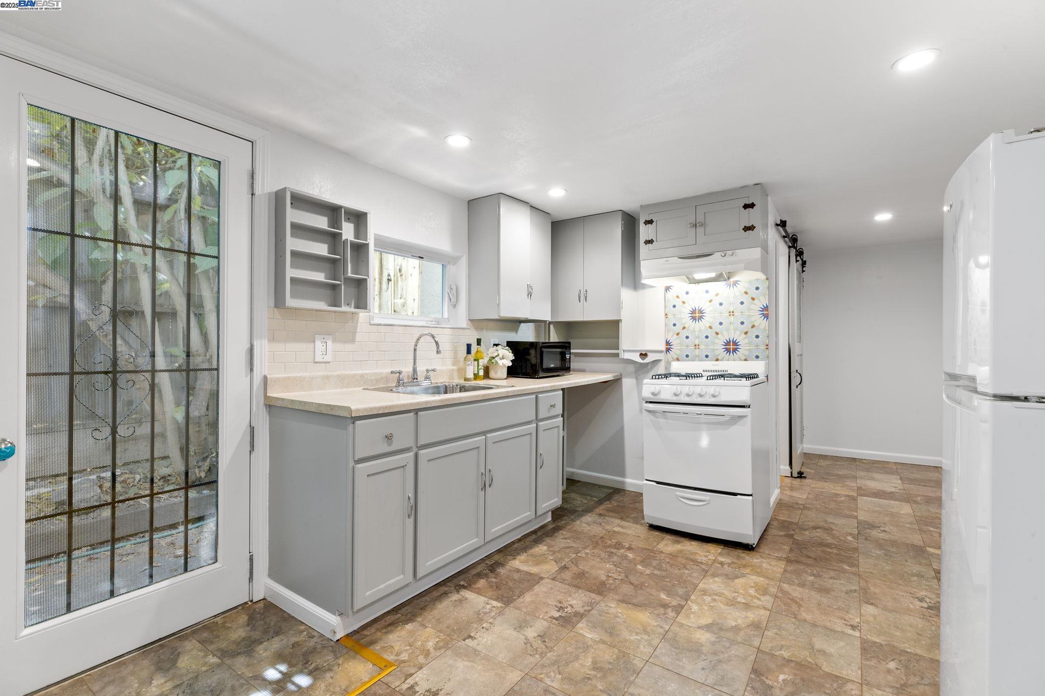 Oakland, California, 94606, United States, 3 Bedrooms Bedrooms, ,2 BathroomsBathrooms,Residential,For Sale,1839089