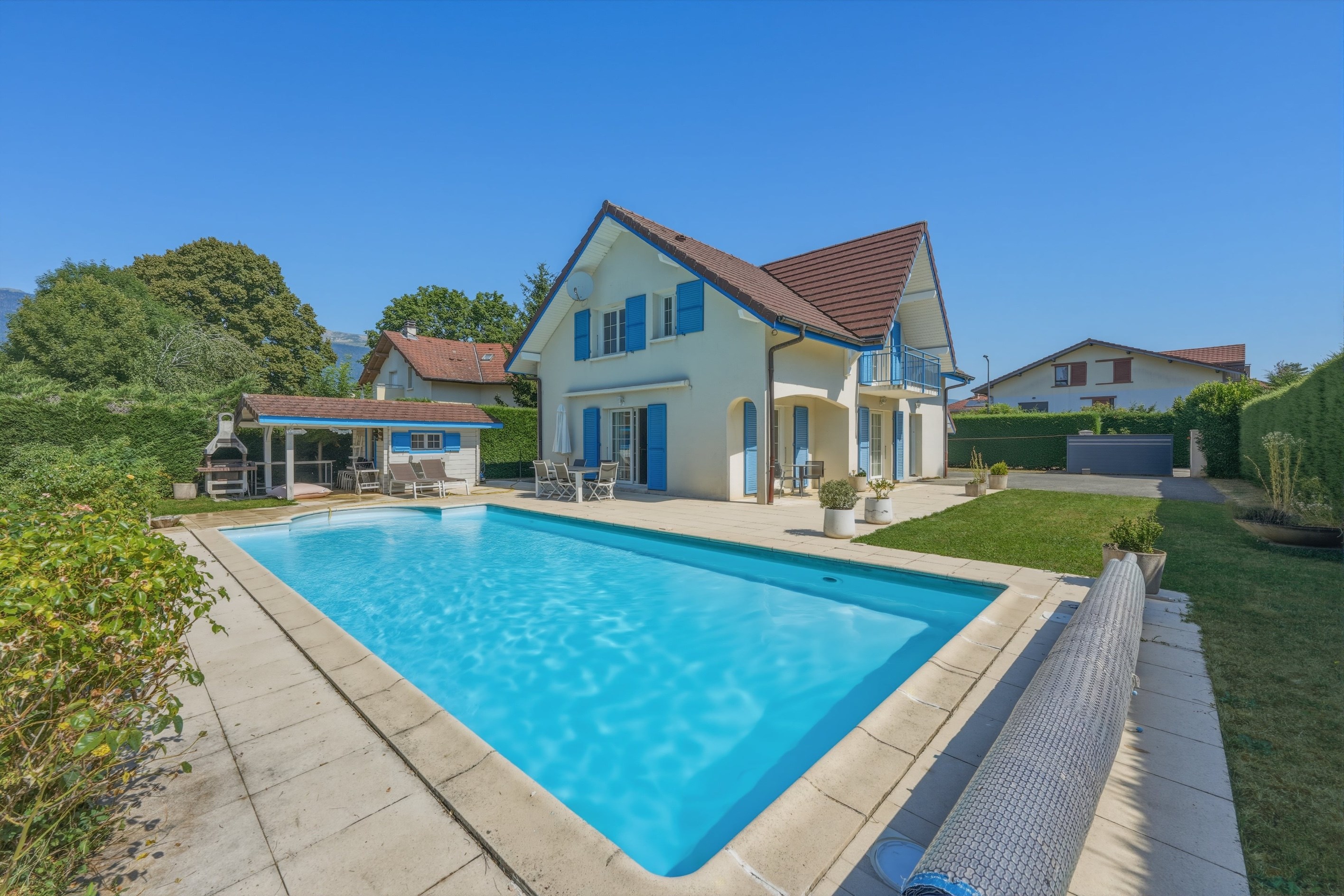  Elegant Home with Swimming Pool in a Peaceful Residential Setting - 物件實景
