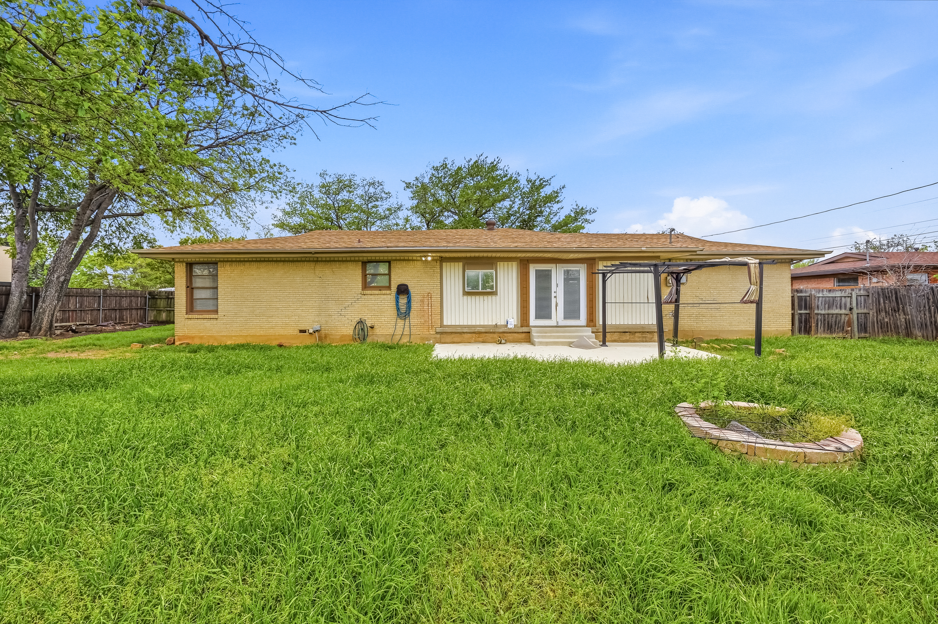  Charming 3-Bed, 2-Bath Single-Family Home with Spacious Living in N R Hills - 物件實景