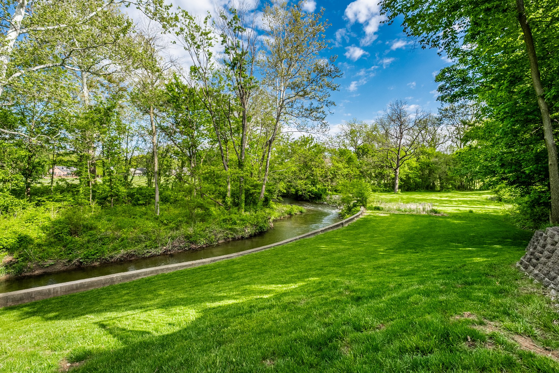  Exceptional Four Bedroom Home Set Along a Winding Creek - 物件實景