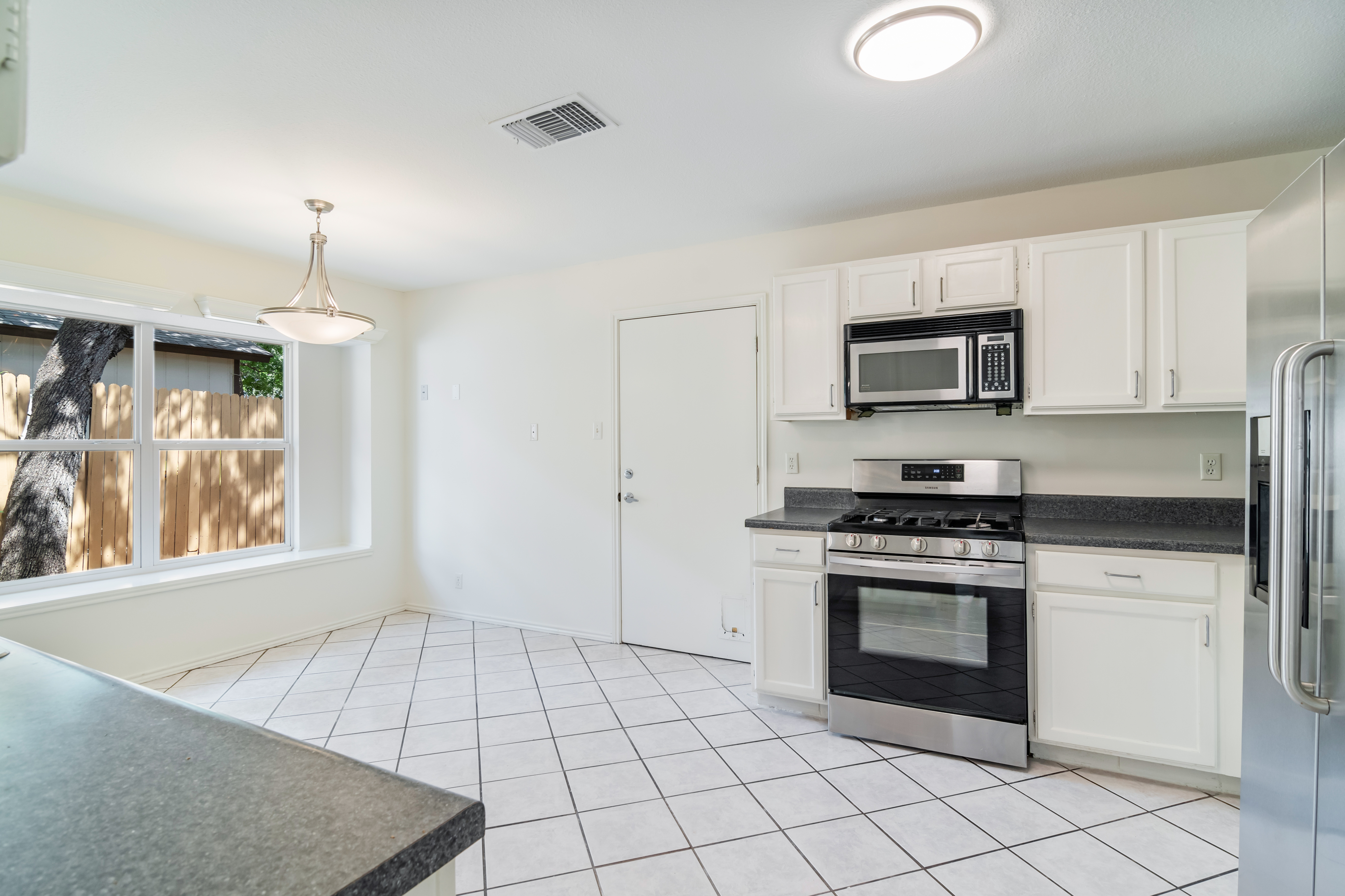 Spacious Woodridge Gem with Fireplace - 物件實景