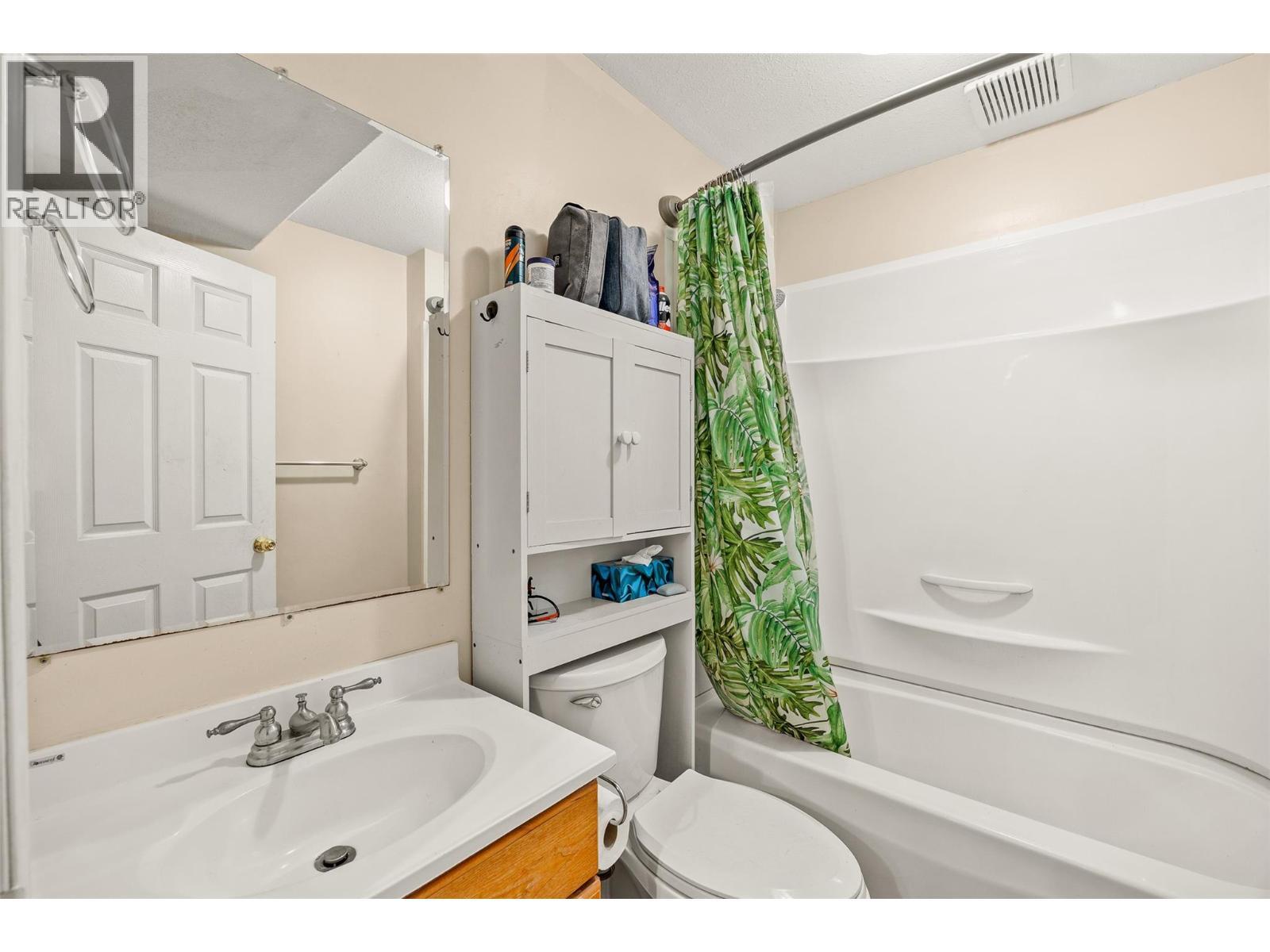 KELOWNA, British Columbia, V1V 1S9, CA, 4 Bedrooms Bedrooms, ,3 BathroomsBathrooms,Residential,For Sale,1895438