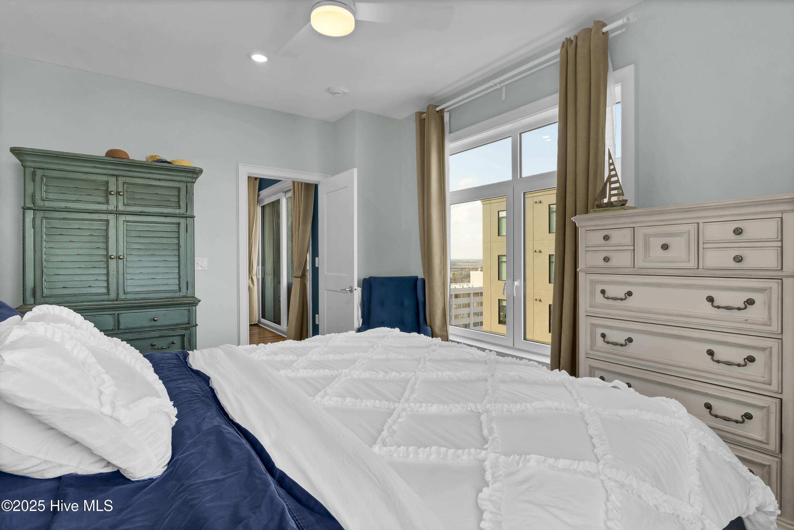 Wilmington, North Carolina, 28401, United States, 1 Bedroom Bedrooms, ,2 BathroomsBathrooms,Residential,For Sale,1917150