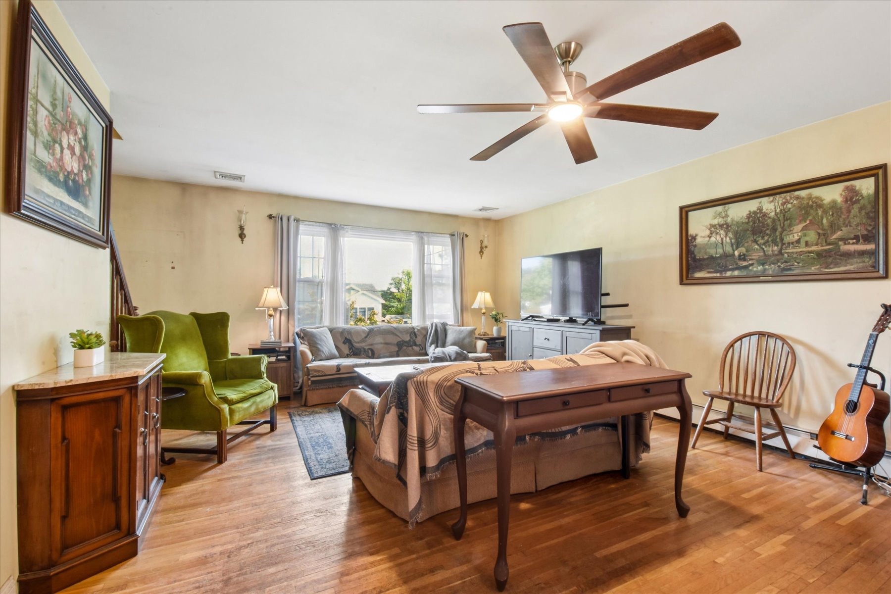  Opportunity Awaits to Reimagine Renovate and Make this Cape Cod Home Your Own - 物件實景