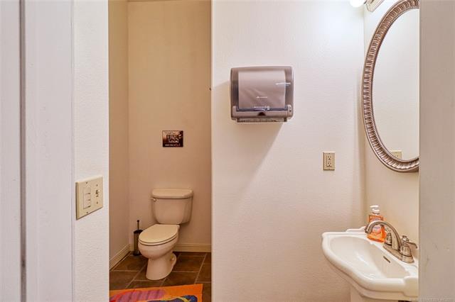 Eufaula, Oklahoma, 74432, United States, 3 Bedrooms Bedrooms, ,4 BathroomsBathrooms,Residential,For Sale,1976546