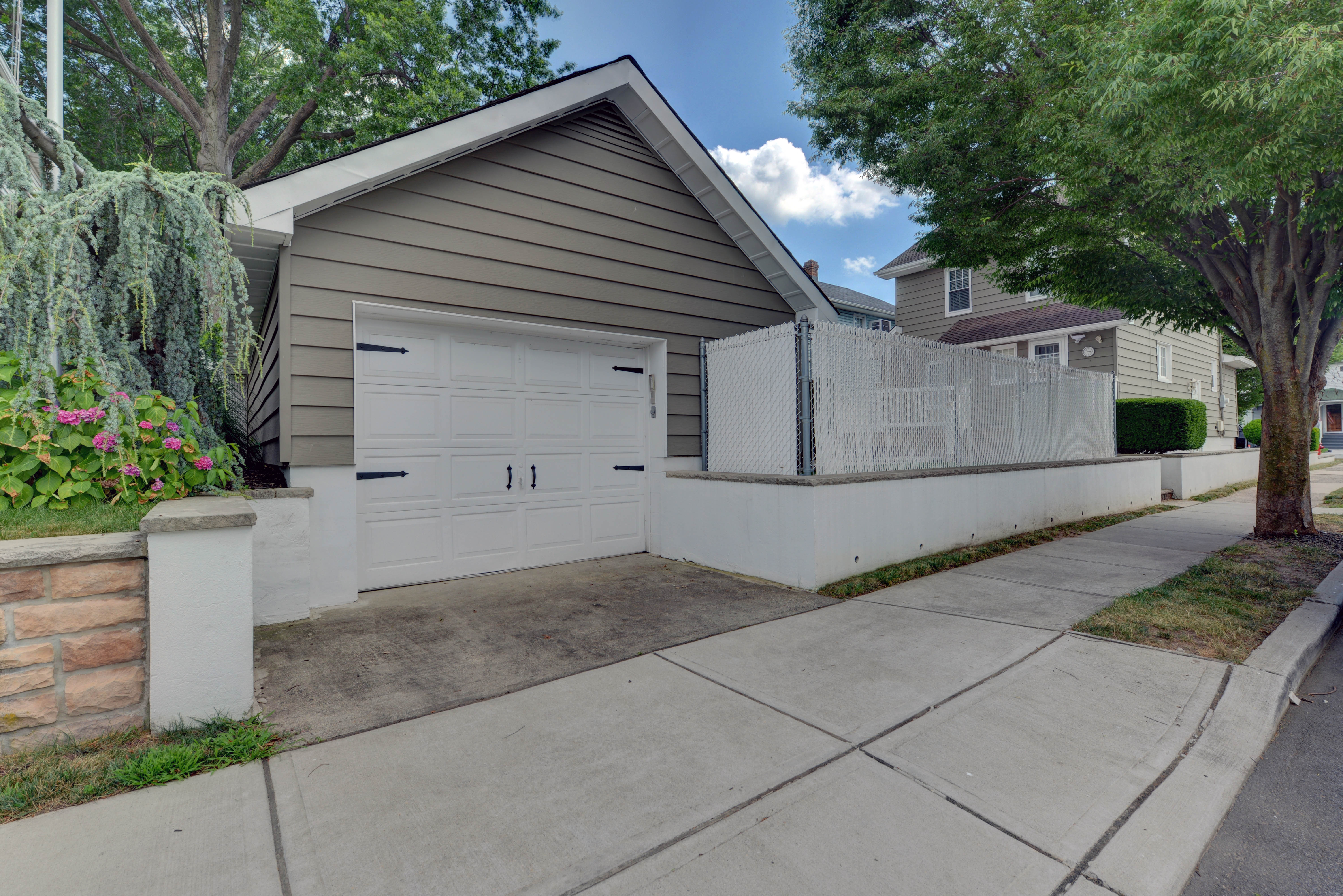 Lyndhurst, New Jersey, 07071, United States, 3 Bedrooms Bedrooms, ,2 BathroomsBathrooms,Residential,For Sale,1915781