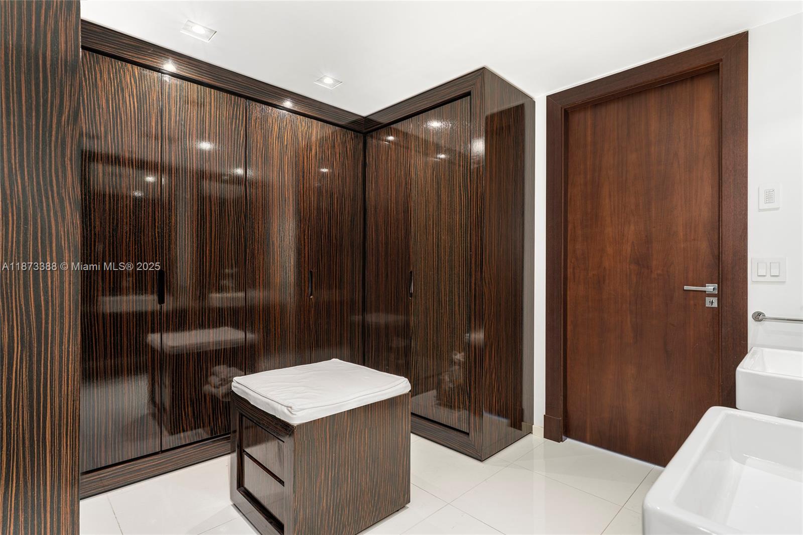 Miami, Florida, 33109, United States, 3 Bedrooms Bedrooms, ,3 BathroomsBathrooms,Residential,For Sale,1940936