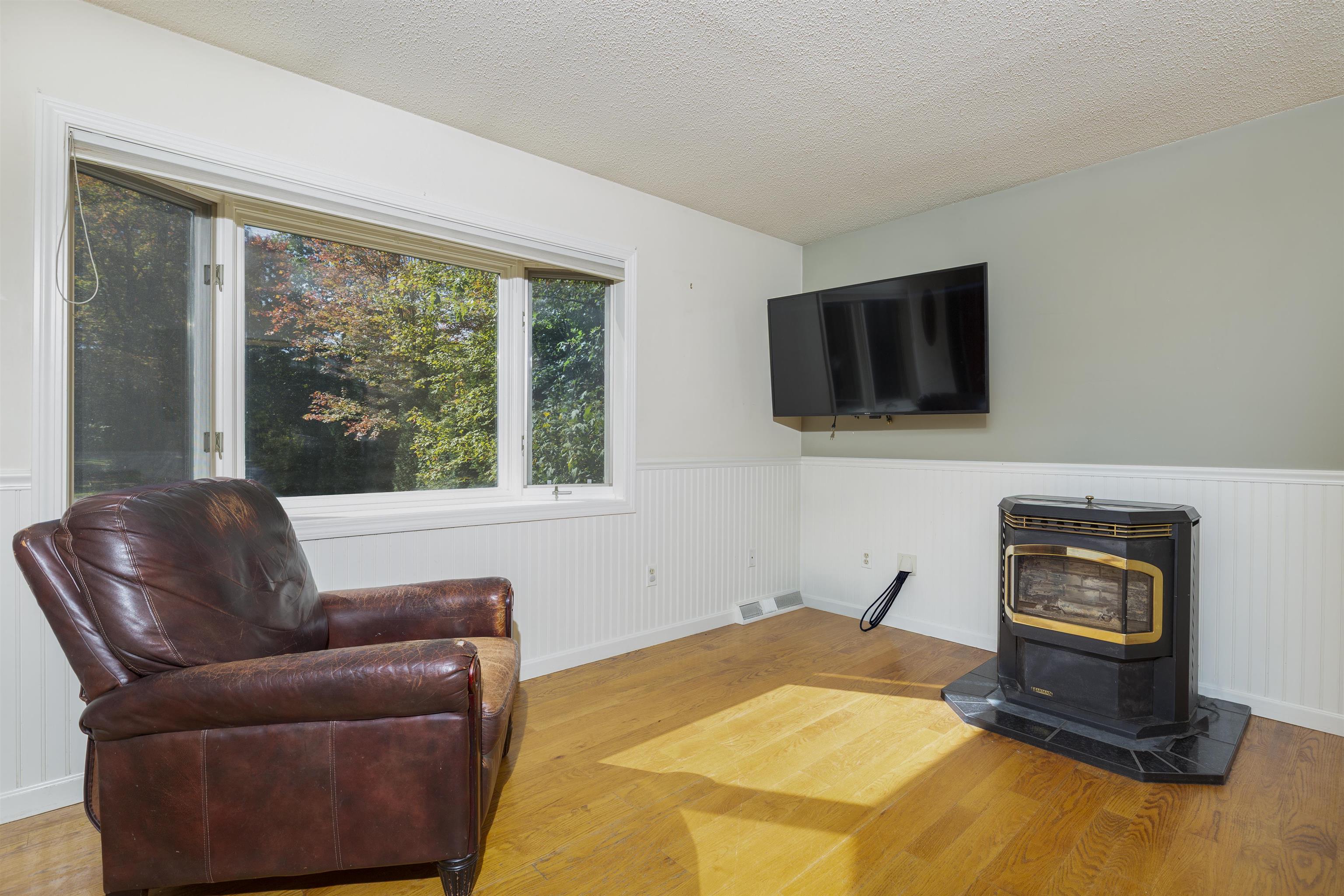 Lebanon, New Hampshire, 03755, United States, 3 Bedrooms Bedrooms, ,2 BathroomsBathrooms,Residential,For Sale,1962612