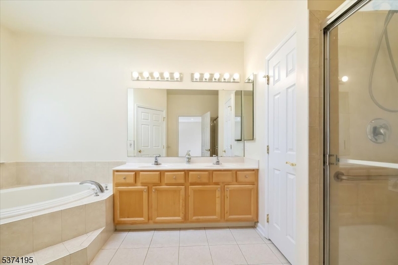 Franklin Twp., New Jersey, 08873, United States, 3 Bedrooms Bedrooms, ,2 BathroomsBathrooms,Residential,For Sale,1908431