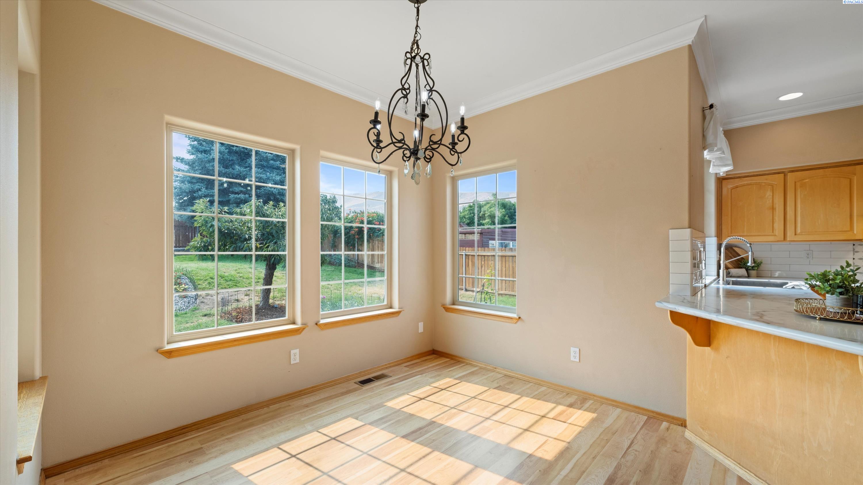 Richland, Washington, 99352, United States, 4 Bedrooms Bedrooms, ,3 BathroomsBathrooms,Residential,For Sale,1940830