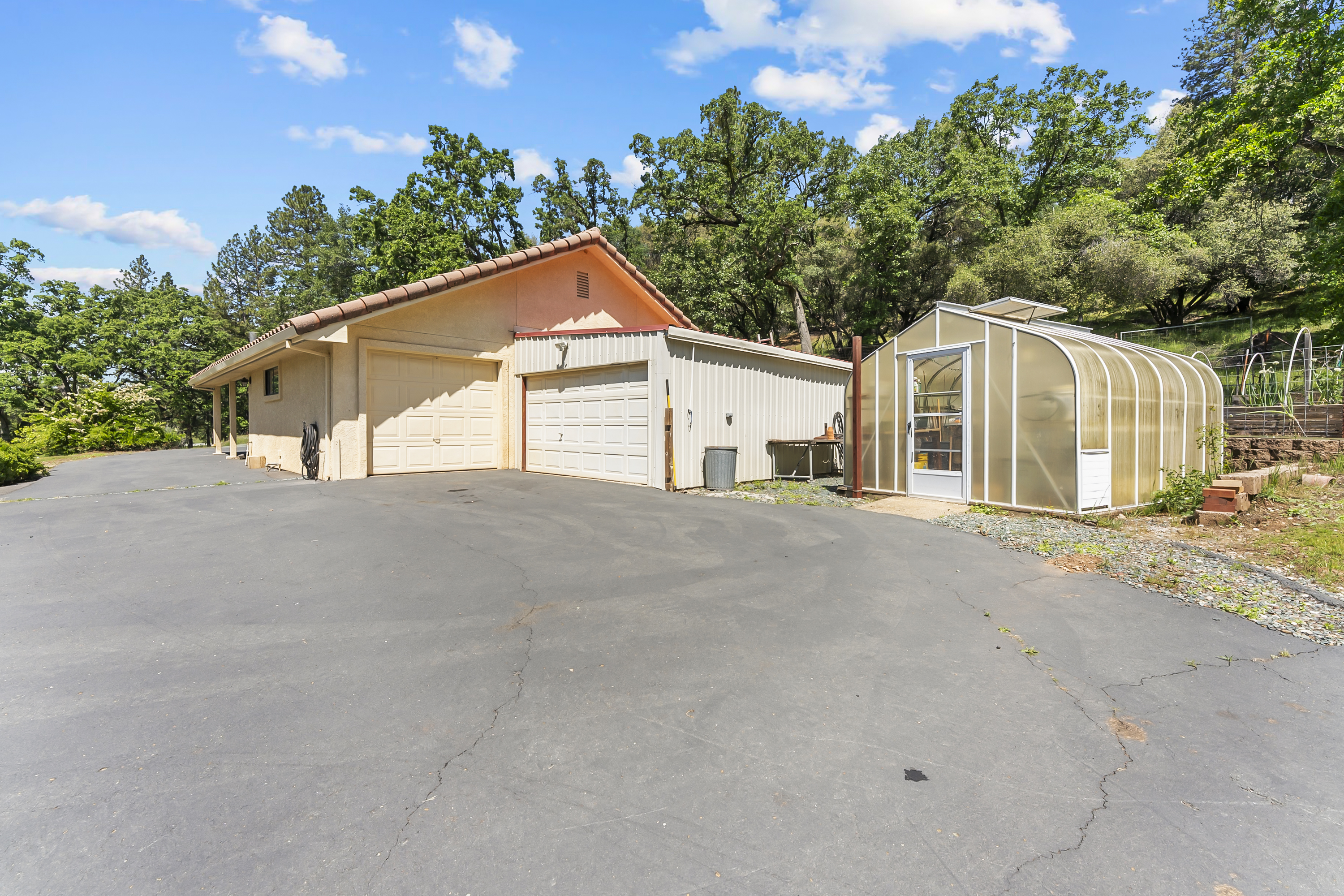  21 Acres - Gated - Renovated - 物件實景