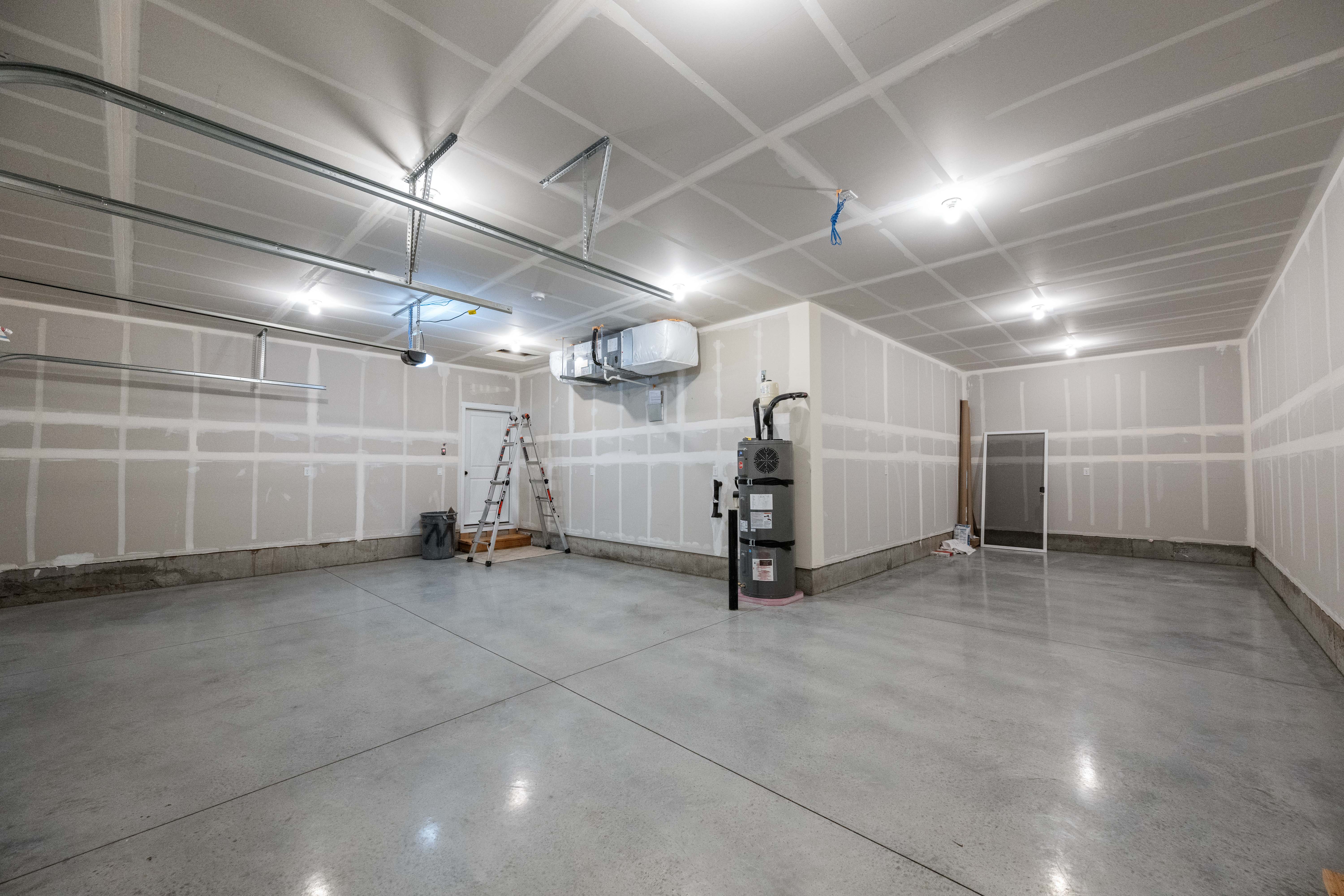  4-Car Garage, Big Yard & Fully Fenced - 物件實景