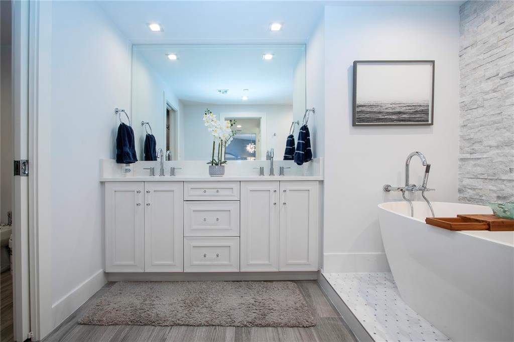 Longboat Key, Florida, 34228, United States, 2 Bedrooms Bedrooms, ,2 BathroomsBathrooms,Residential,For Sale,1993516