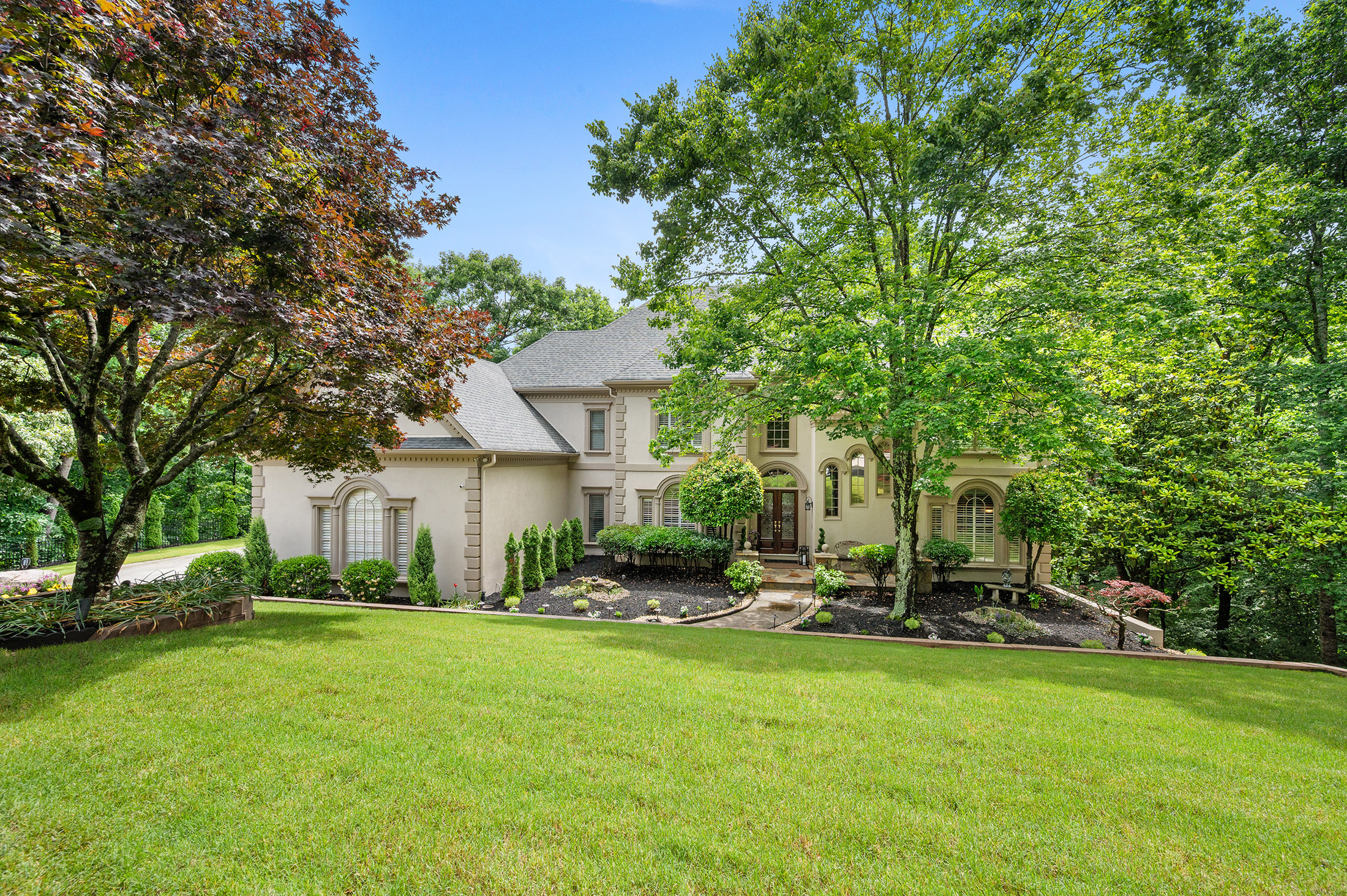  European-inspired Estate Tucked on Nearly Two Acres on Quiet Cul-de-sac - 物件實景