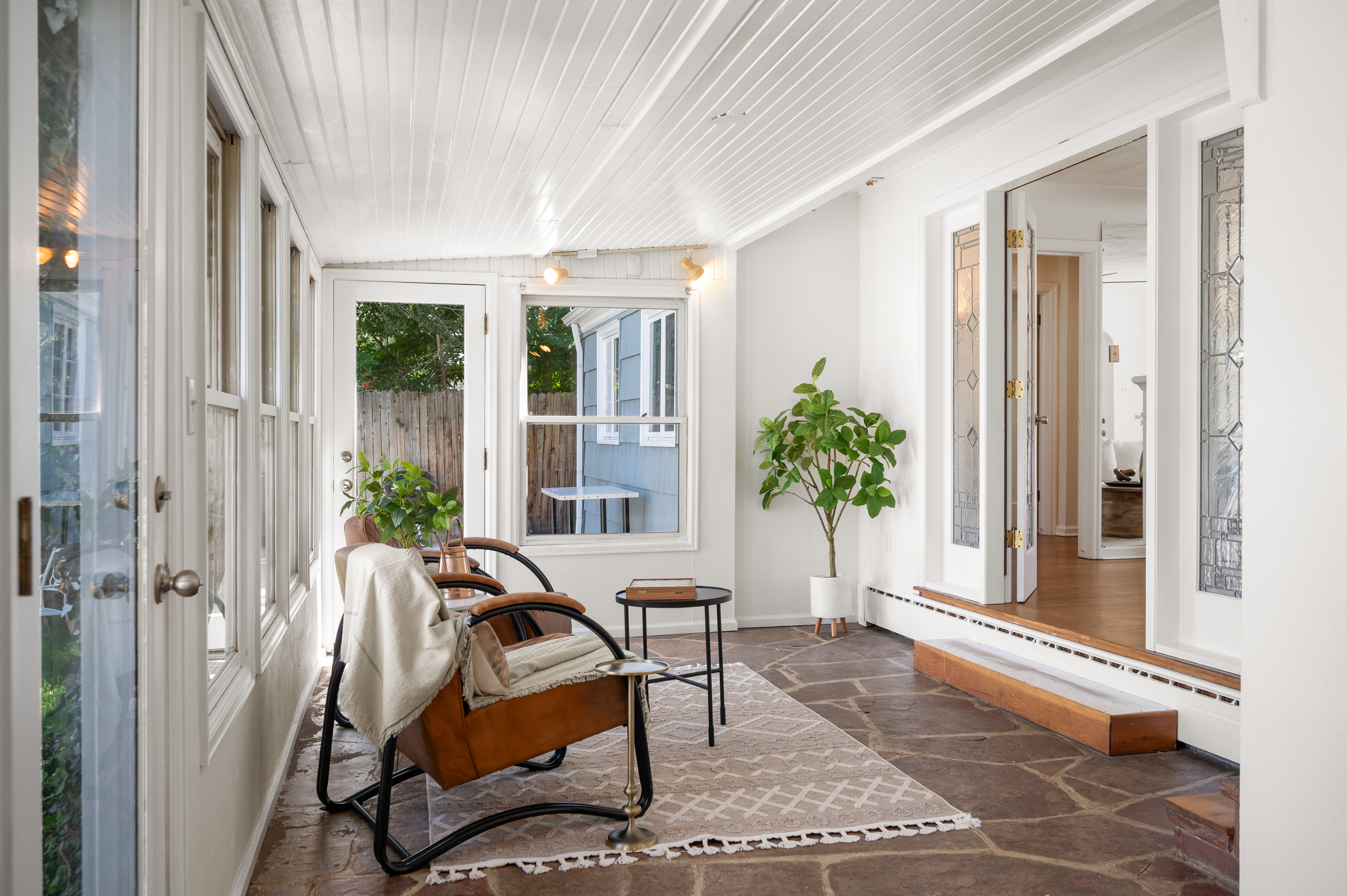  Discover Timeless Mid-Century Character Paired with Thoughtful Updates - 物件實景