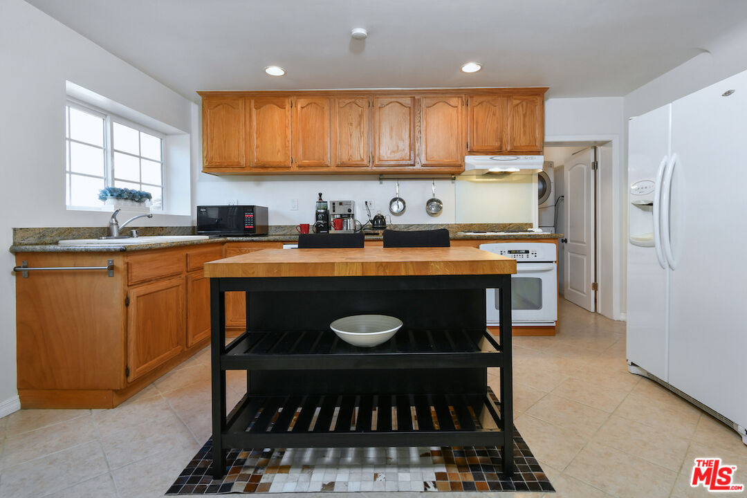 Los Angeles, California, 90077, United States, 3 Bedrooms Bedrooms, ,2 BathroomsBathrooms,Residential,For Sale,1901054