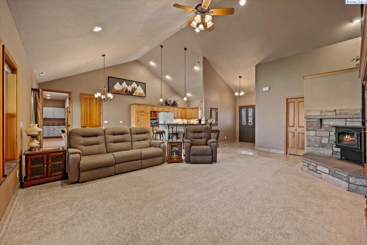 Richland, Washington, 99352, United States, 4 Bedrooms Bedrooms, ,2 BathroomsBathrooms,Residential,For Sale,1992938