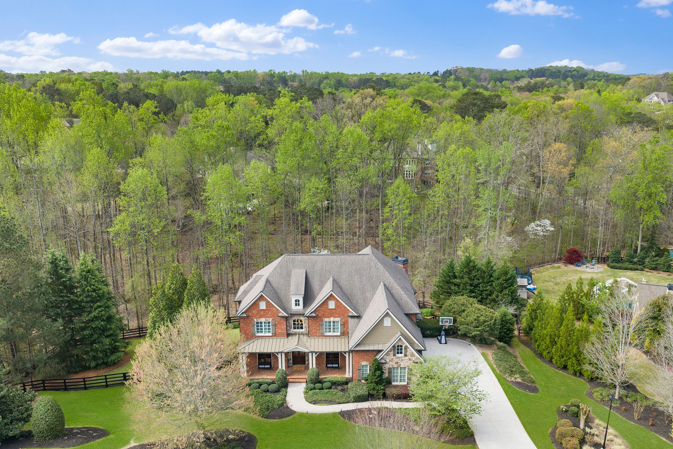  Meticulous Brick Estate Blends Timeless Architecture with Elevated Design - 物件實景
