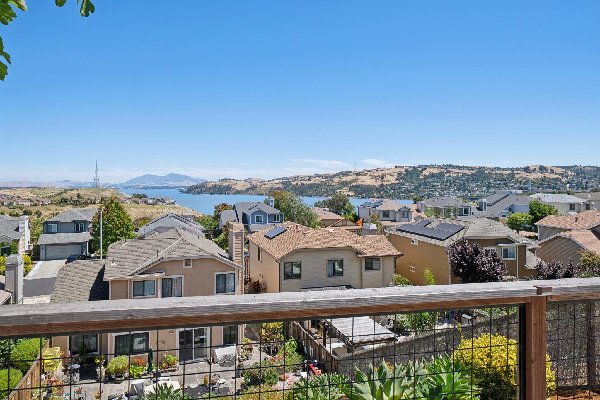  Beautifully Updated Home with Stunning Water Views - 物件實景
