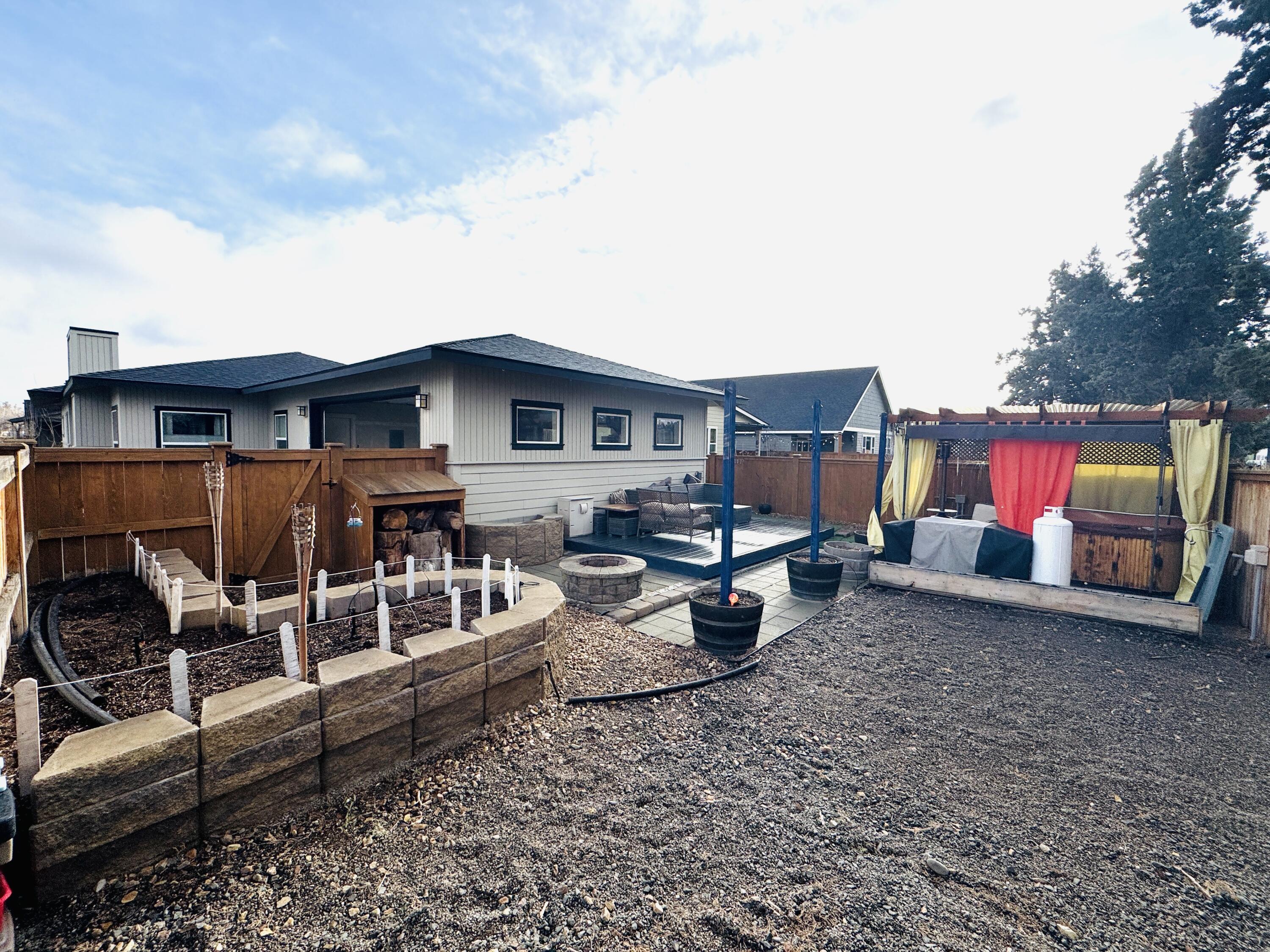 Redmond, Oregon, 97756, United States, 3 Bedrooms Bedrooms, ,2 BathroomsBathrooms,Residential,For Sale,2007791