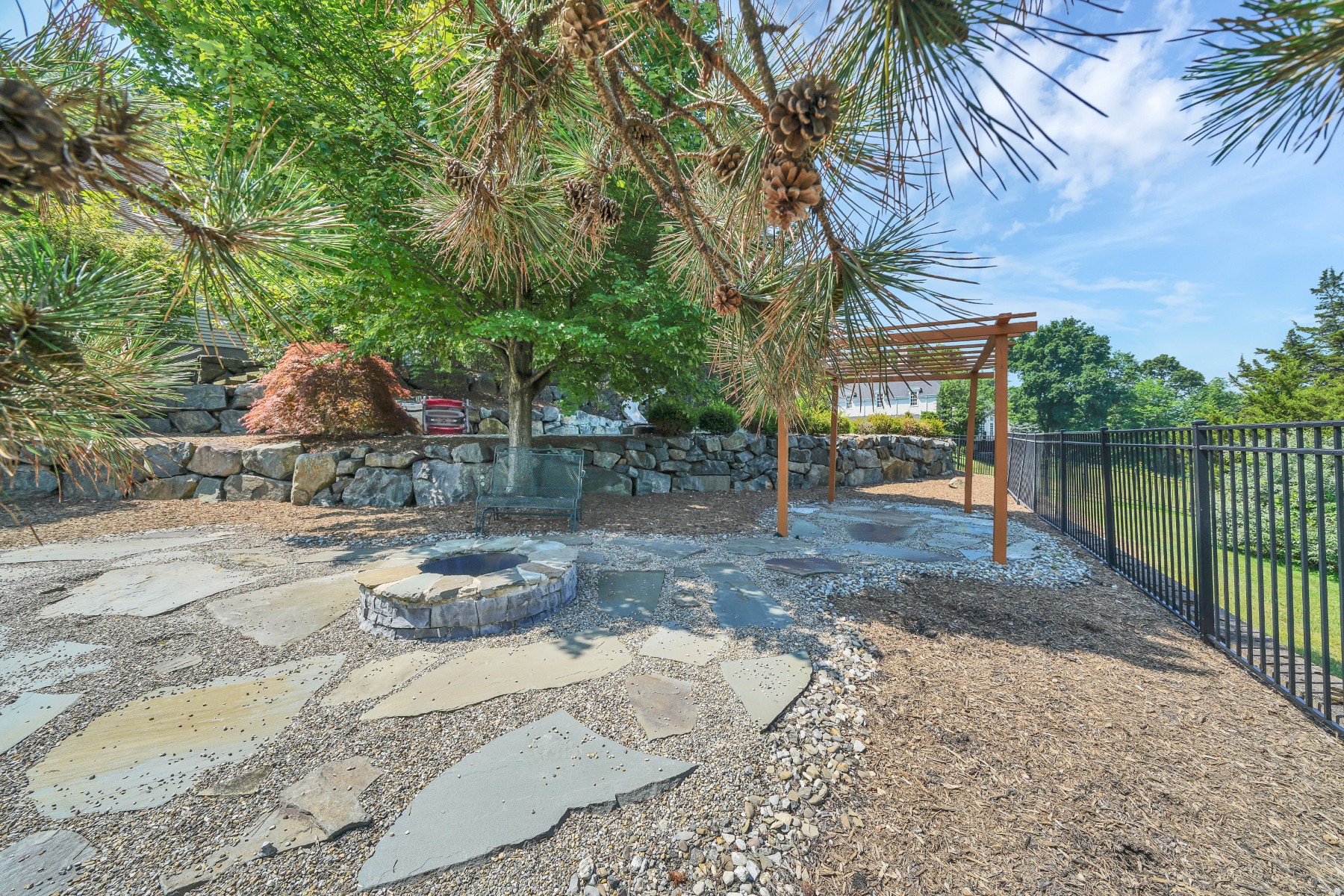  Custom Built Colonial Home with Mountain Views and Exceptional Outdoor Setting - 物件實景