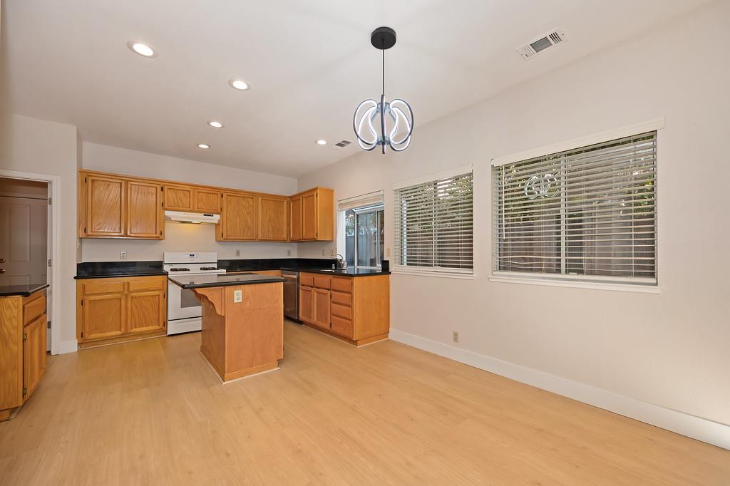 Roseville, California, 95661, United States, 4 Bedrooms Bedrooms, ,3 BathroomsBathrooms,Residential,For Sale,1989245