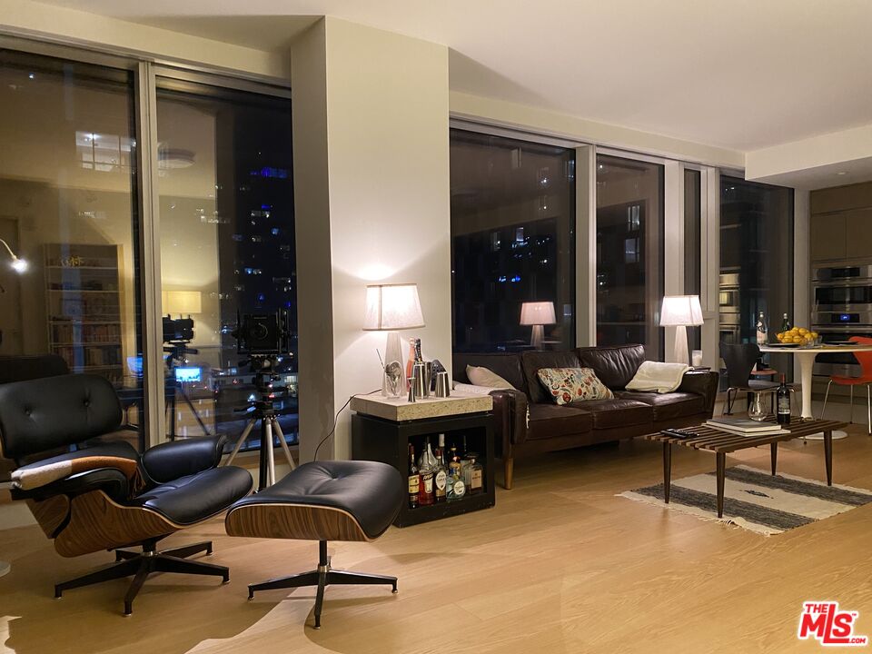 Los Angeles, California, 90017, United States, 1 Bedroom Bedrooms, ,2 BathroomsBathrooms,Residential,For Sale,1987856