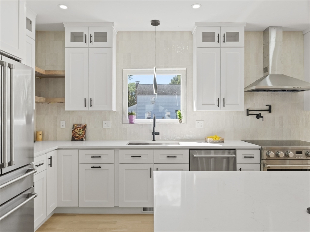 Wakefield, Massachusetts, 01880, United States, 4 Bedrooms Bedrooms, ,5 BathroomsBathrooms,Residential,For Sale,1938527