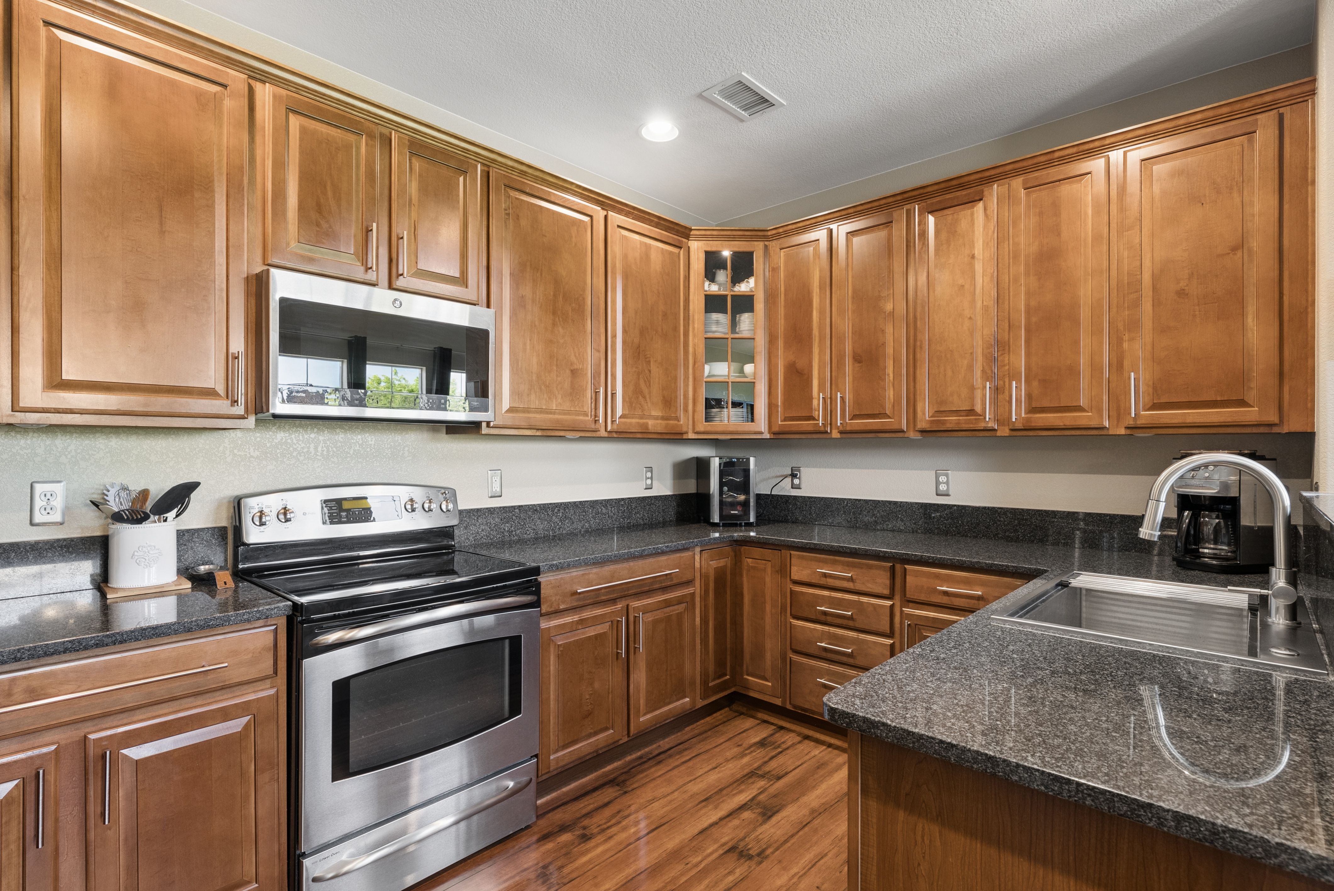  Beautifully Positioned On Premium Lot And Breathtaking Mountain Views - 物件實景