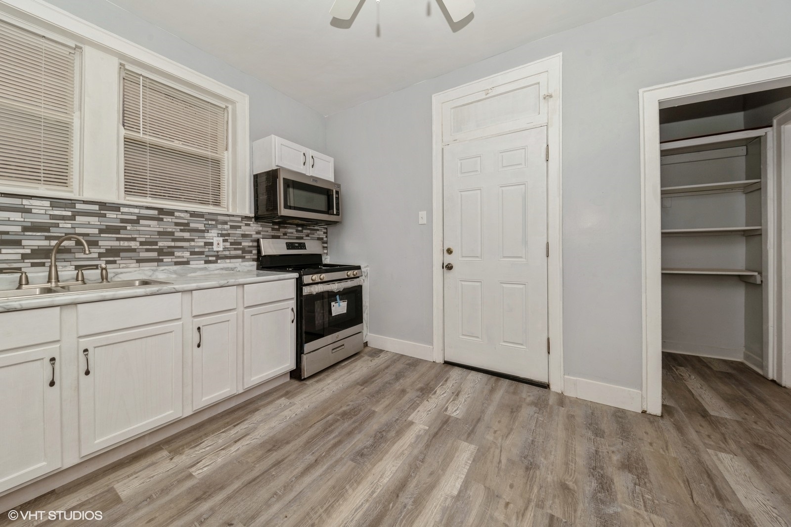 Chicago, Illinois, 60649, United States, 10 Bedrooms Bedrooms, ,Residential,For Sale,1926299