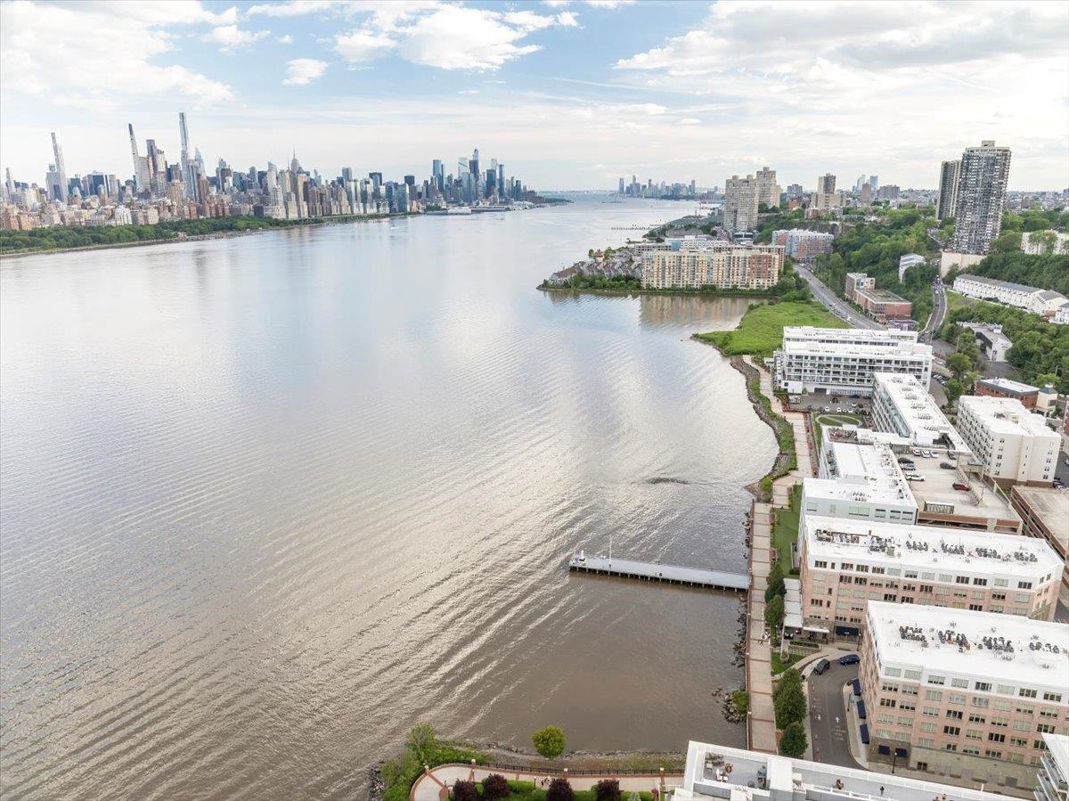 Edgewater, New Jersey, 07020, United States, 2 Bedrooms Bedrooms, ,2 BathroomsBathrooms,Residential,For Sale,1995934